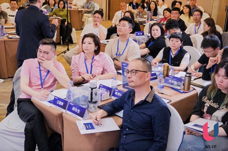 励迎商学出海策略班学员分组研讨